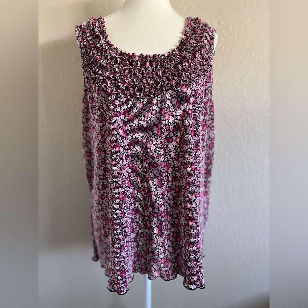 DRESSBARN Ditsy Floral Accordion Top EUC